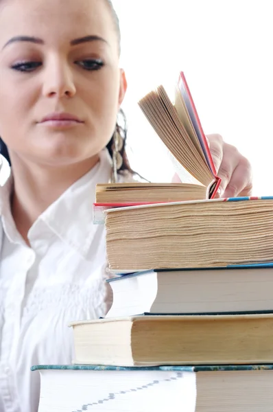 Blaadjes jonge student in de dictionary stack van boeken — Stockfoto