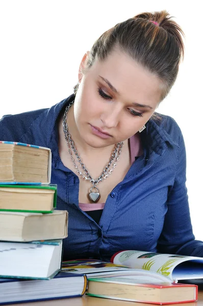 Öğrenci kız masada bir kitap okur — Stok fotoğraf