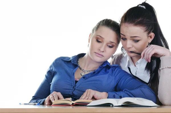 Två studenter trött av böcker vid bordet — Stockfoto