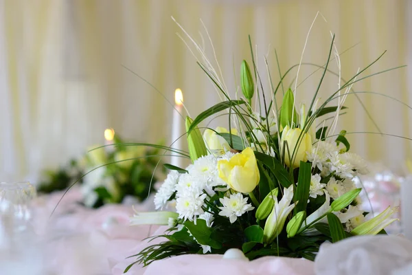 テーブルを設定-パーティー ・会議にキャンドルの花の花束 — ストック写真