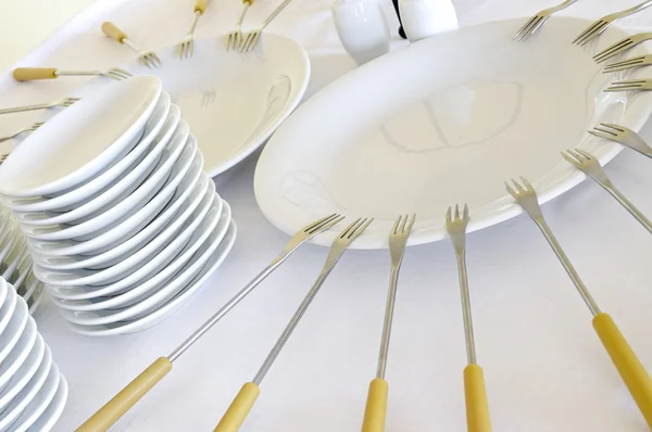 Пустые тарелки с вилками — стоковое фото
