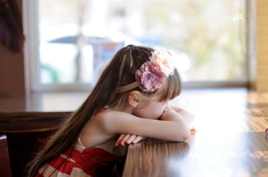 restoranda bir masada oturan litlle kız