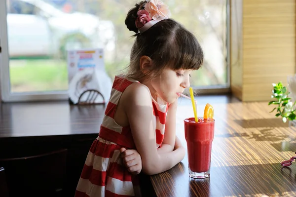 Barn tjej dricka jordgubbe smoothie — Stockfoto
