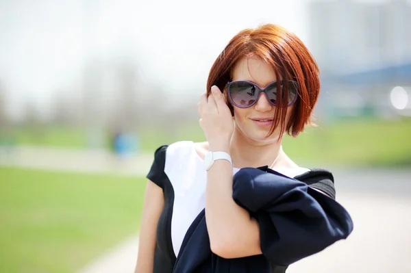 Außenporträt einer schönen Frau mit roten Haaren — Stockfoto