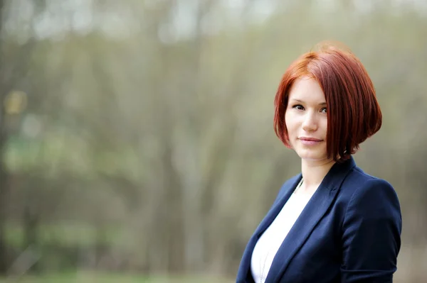 Ritratto esterno di bella donna con i capelli rossi — Foto Stock