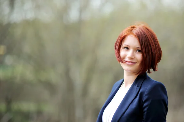 Ritratto esterno di bella donna con i capelli rossi — Foto Stock