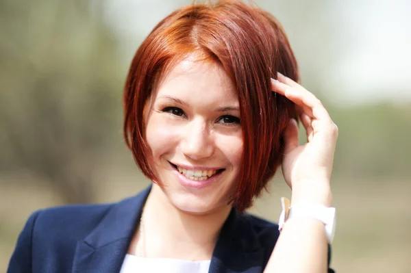 Venkovní portrét krásné ženy s červenými vlasy — Stock fotografie