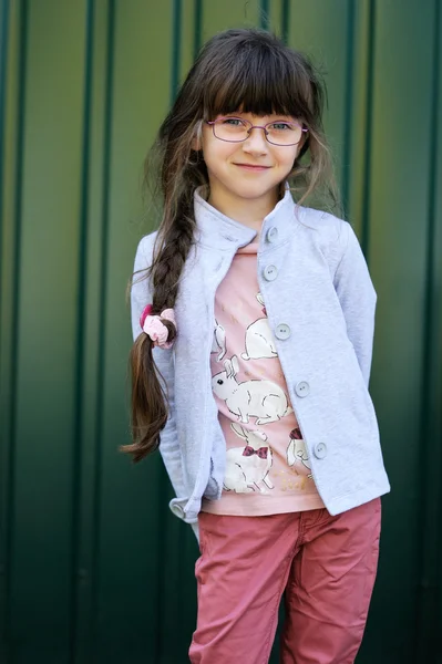 Retrato de menina morena criança em óculos — Fotografia de Stock