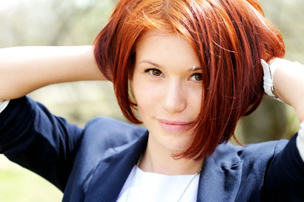 赤い髪と美しい女性のクローズ アップの肖像画 — ストック写真
