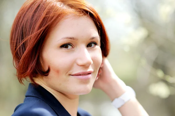 Detailní portrét krásné ženy s červenými vlasy — Stock fotografie