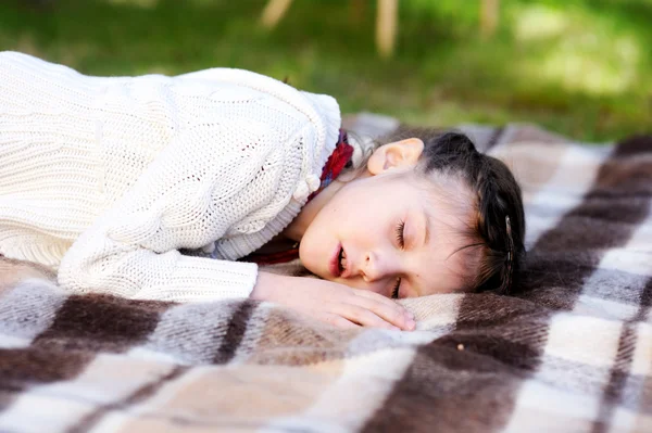 Portrait of child girl sleeping in a garden — Stock Photo, Image
