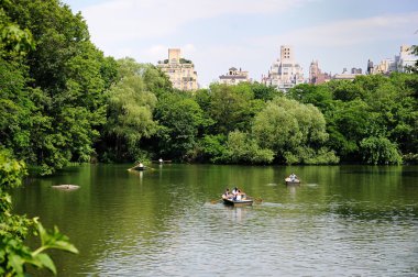 Central Park'ta sıcak yaz günlerinde tekne