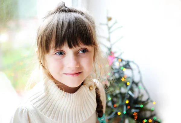 Милая маленькая девочка в преддверии праздника — стоковое фото