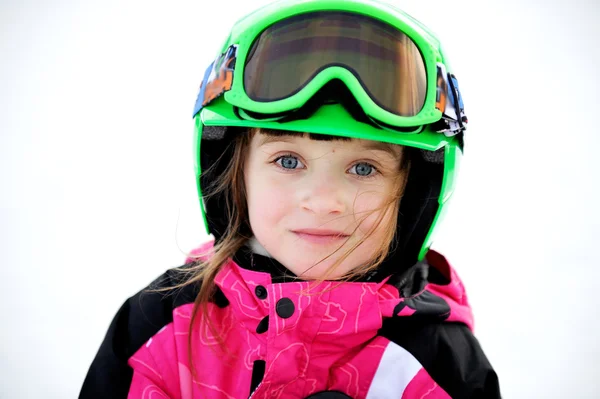 Niña pequeña en casco de esquí y gafas — Foto de Stock