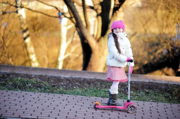 スクーターとピンクの帽子を着ている女の子 — ストック写真