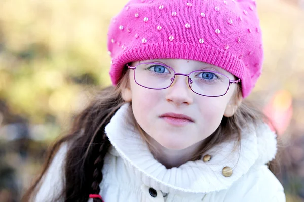Portrét malá dívka, která nosí růžové víčko — Stock fotografie
