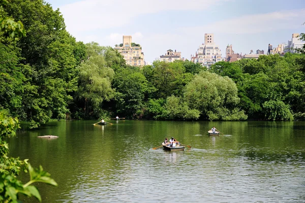 Bootfahren im Central Park an einem heißen Sommertag — Stockfoto