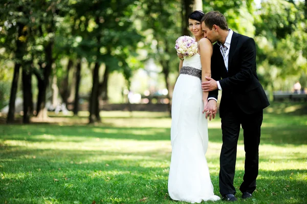 Bride and groom posing outdoors on wedding day — Stock Photo, Image