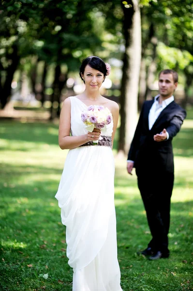 Schöne Braut posiert am Hochzeitstag im Freien — Stockfoto