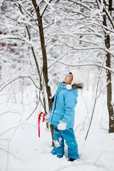 Søte, lille jente i snøen vinterskog – stockfoto