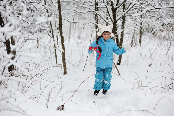 Schattig meisje in sneeuw winter forest — Stockfoto