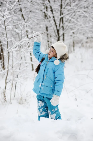 Adorable little girl in snow winter forest — Stock Photo, Image