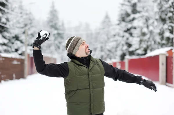 Jeune homme lançant une boule de neige — Photo