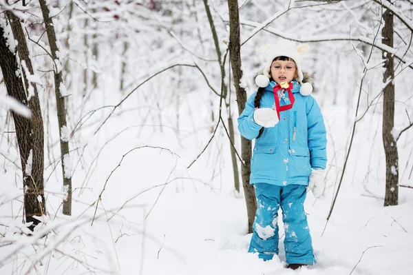 Adorabile bambina nella foresta invernale neve — Foto Stock