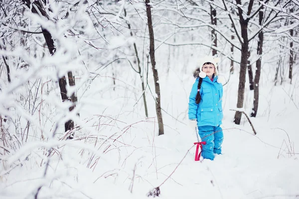 Aranyos kislány, a hó a téli erdő — Stock Fotó