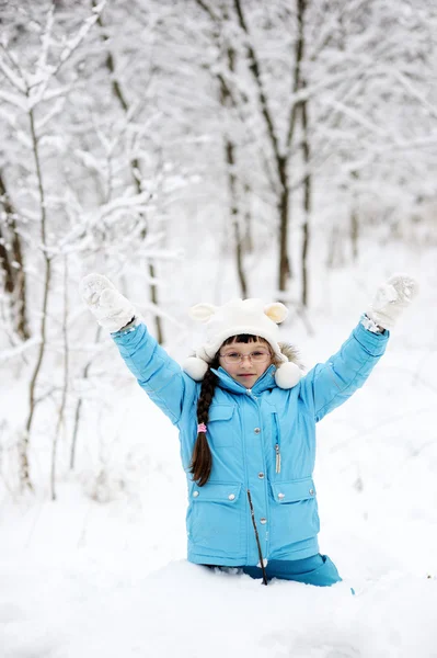 Adorável menina na neve floresta de inverno — Fotografia de Stock