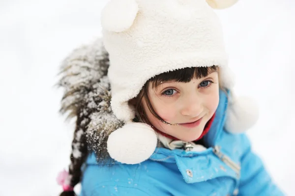 Linda niña en traje de nieve posando al aire libre —  Fotos de Stock