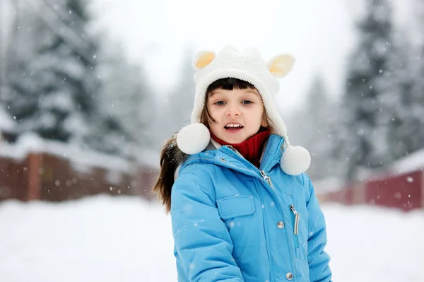Симпатична дівчинка-малюк у сніжному костюмі позує на відкритому повітрі — стокове фото