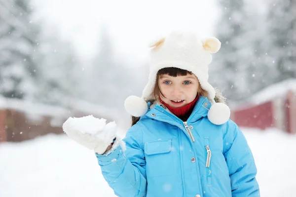 Милая малышка в снежном костюме позирует на открытом воздухе. — стоковое фото