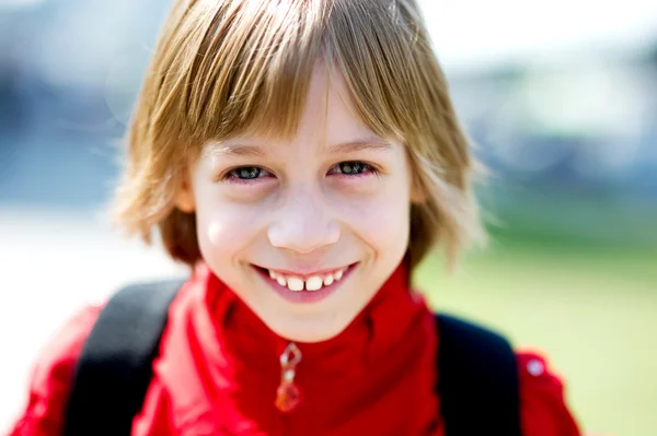 Szabadban álló mosolygó iskoláslány — Stock Fotó