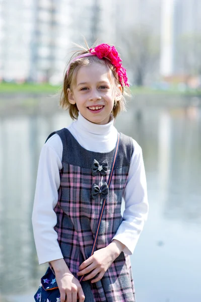 Openlucht portret van glimlachen schoolmeisje — Stockfoto