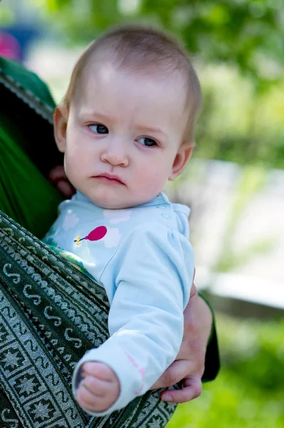 Μικρό κορίτσι μωρό στην σφεντόνα — Φωτογραφία Αρχείου