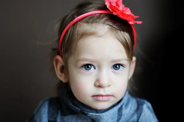 Portret van schattige baby met bloem hoofdband — Stockfoto