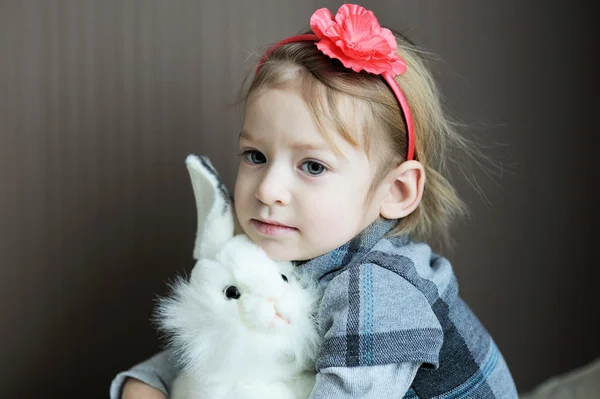 Porträt eines entzückenden Babys mit Blume Stirnband — Stockfoto