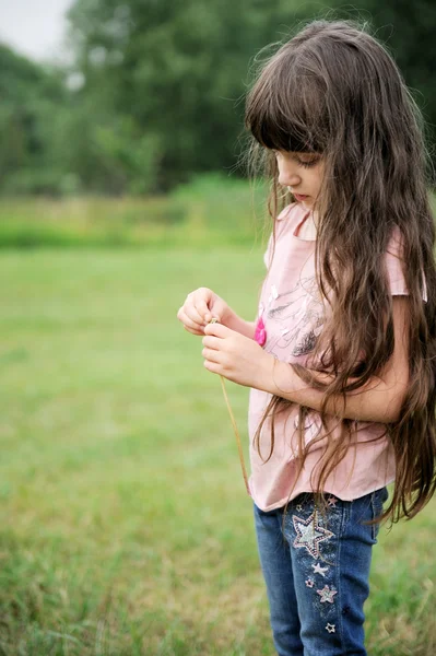 Krásné dítě dívka s dlouhými vlasy venku — Stock fotografie