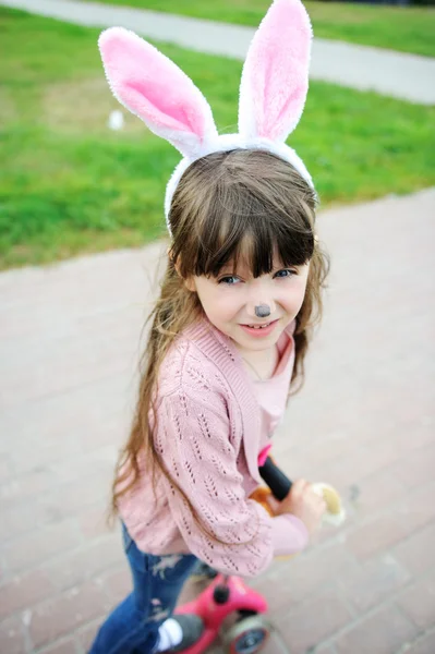 Портрет милой маленькой девочки с кроличьими ушами — стоковое фото