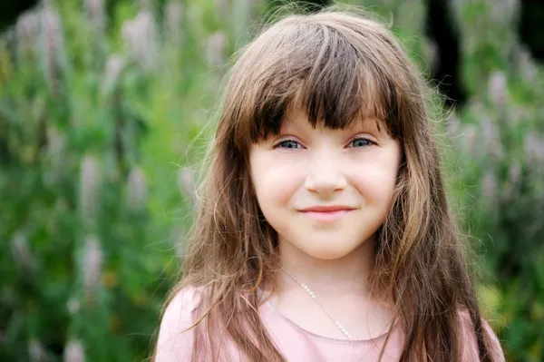 Portrét krásné dítě dívky venku — Stock fotografie