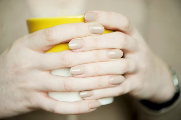 Mãos femininas com manicure bege macio — Fotografia de Stock