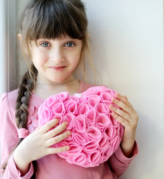 Pretty toddelr chica sosteniendo colgante de corazón rosa — Foto de Stock