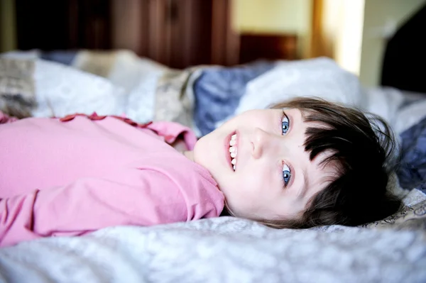 Entzückendes kleines Mädchen ruht sich im Bett aus — Stockfoto