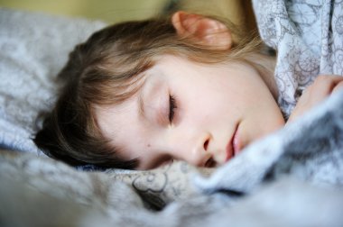 Uyuyan sevimli küçük kız closeup portresi