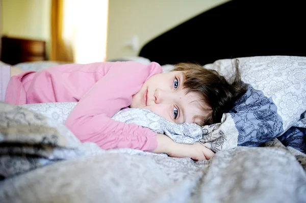 可爱的小女孩在床上休息 — 图库照片
