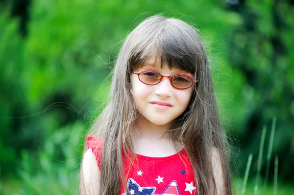 Portrét malá dívka, která nosí červené šaty — Stock fotografie