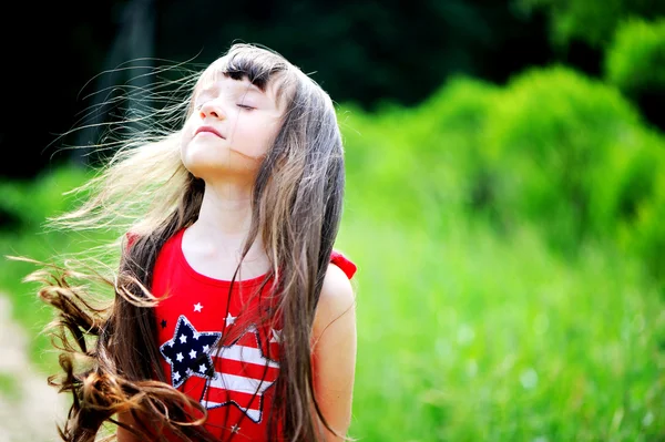 Zomer portret van brunette kind meisje — Stockfoto