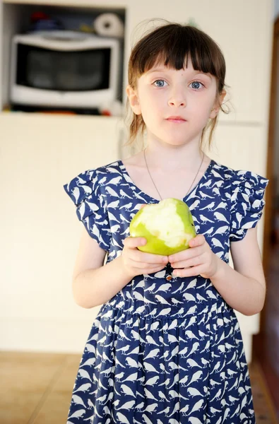 Roztomilé dítě dívka jablko doma — Stock fotografie