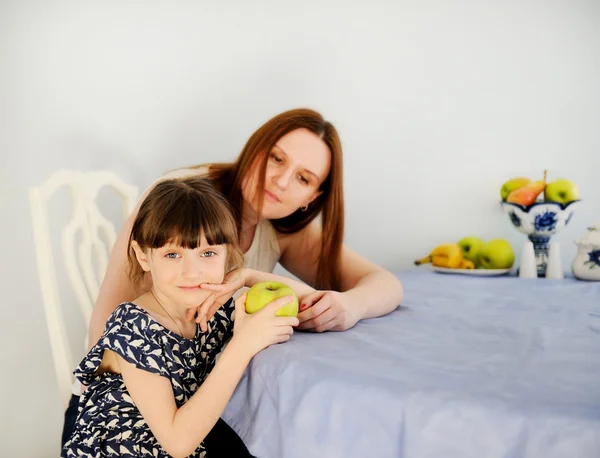 Küçük kızı mutfakta genç anne — Stok fotoğraf